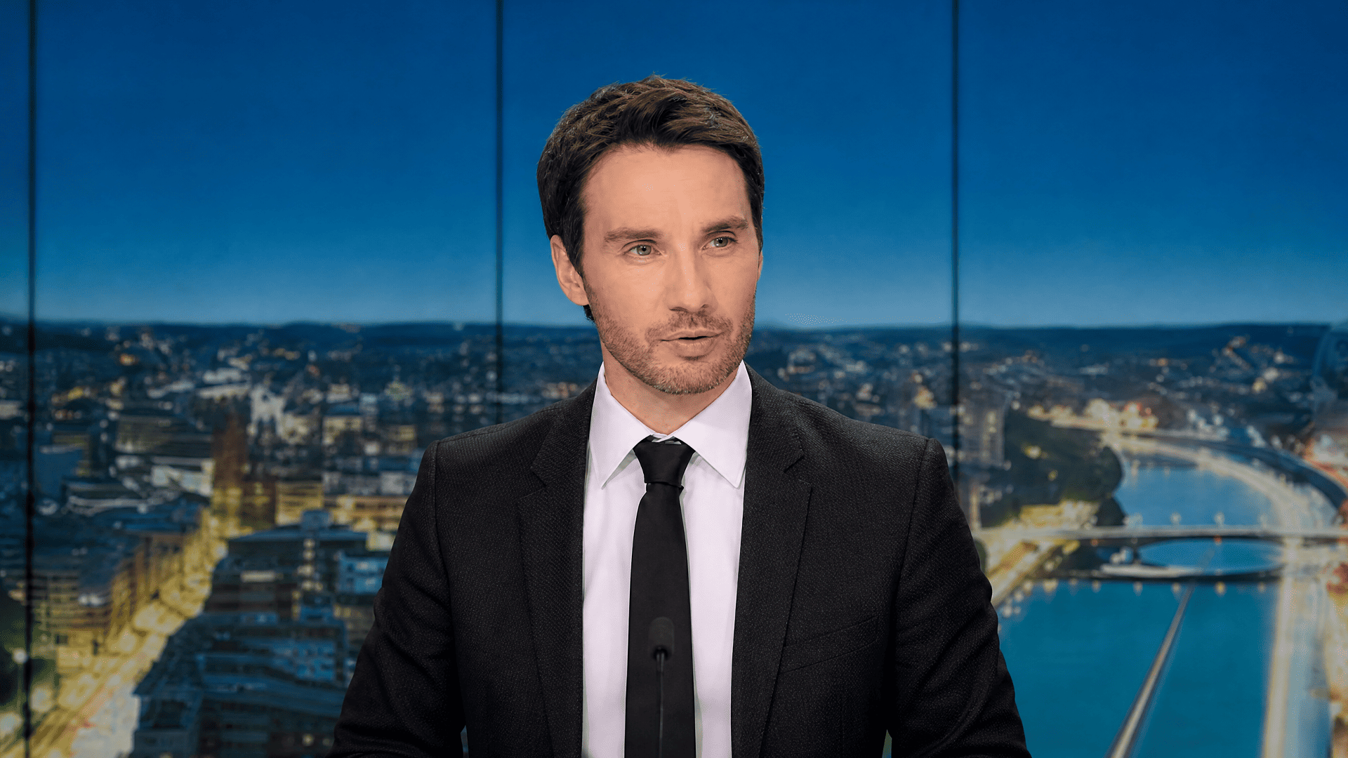 Raoul Hedebouw sur le plateau, une chemise cartonnée posée devant lui