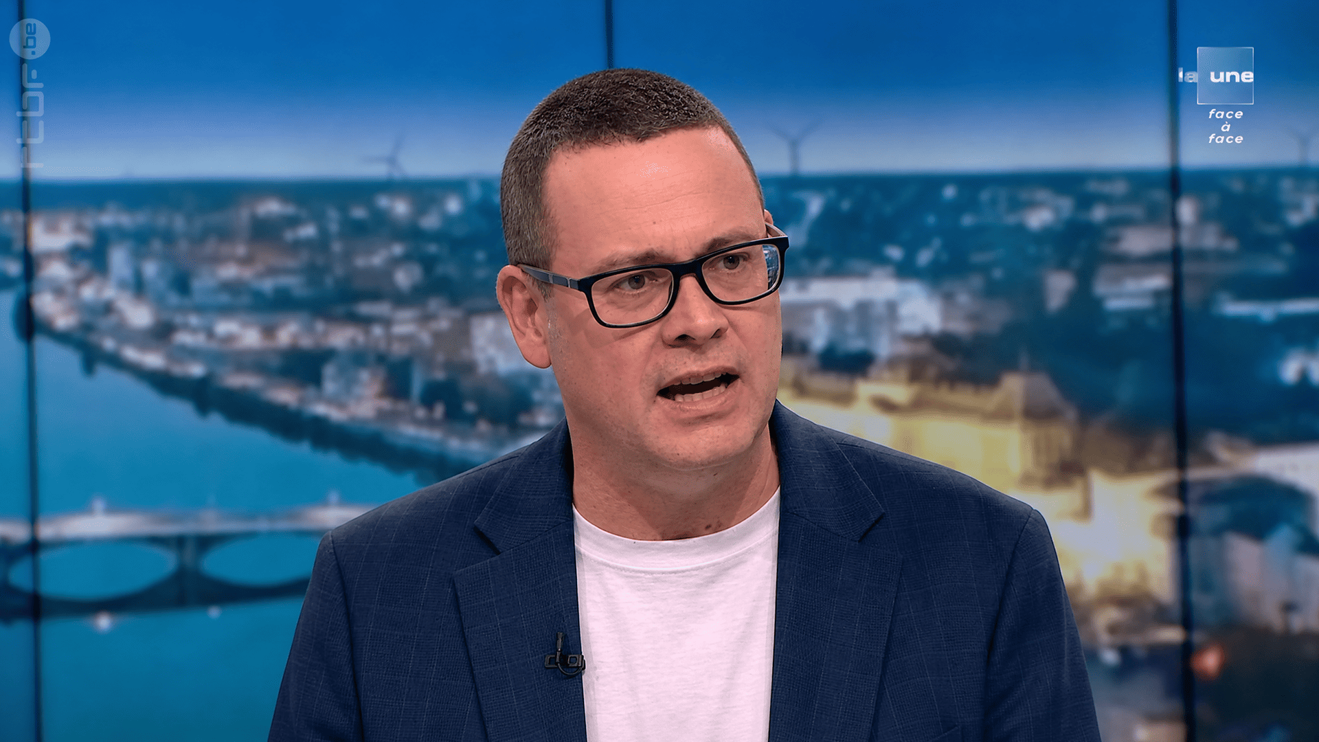 Raoul Hedebouw sort les documents pendant que Marc Coucke se raidit